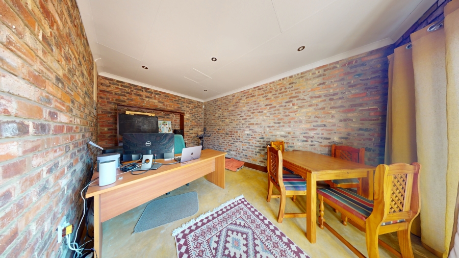 5 Bedroom Property for Sale in Kannoniers Park North West